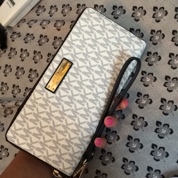 Michael Kors Wallet - Picture 4 of 4